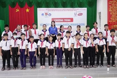 Hoa hậu Nguyễn Thanh Hà tích cực hoạt động xã hội tại quê nhà Bến Tre