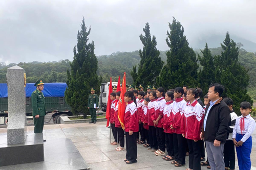 Tuyên truyền về chủ quyền biên giới cho các em học sinh