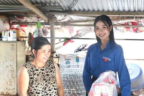 Tỉnh Đoàn Bến Tre cùng Hoa hậu Nguyễn Thanh Hà tặng quà Xuân tình nguyện