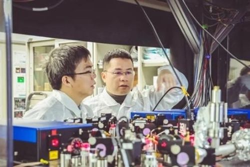 Thiên tài Vật lý làm dậy sóng nền khoa học thế giới