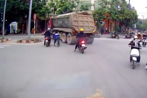 Khoảnh khắc người đàn ông kéo cháu bé đi xe đạp khỏi điểm mù xe tải