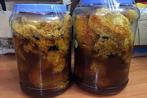 Người đàn ông phải đi cấp cứu do uống rượu ngâm sáp ong