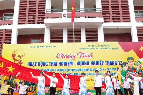 Bộ CHQS tỉnh Nghệ An nói chuyện về truyền thống Quân đội nhân dân tại Trường THPT Huỳnh Thúc Kháng