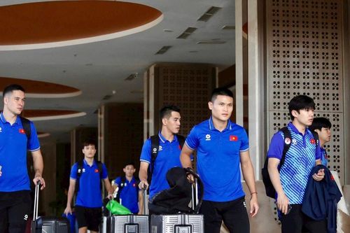Tuyển Việt Nam rạng rỡ về nước sau chiến thắng trước đội tuyển Lào