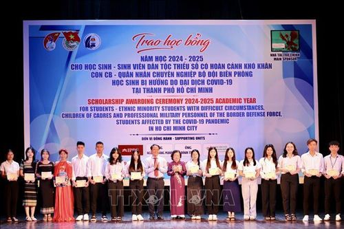 TP Hồ Chí Minh: Trao học bổng Vừ A Dính cho học sinh, sinh viên vượt khó