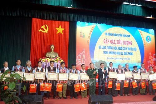 Tuyên dương 60 già làng, trưởng thôn, người có uy tín
