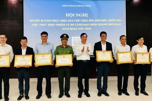 Chủ tịch UBND Đà Nẵng tặng bằng khen cho nhiều tập thể, cá nhân