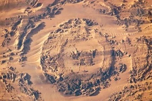 Con mắt chuyển động giữa Sahara do 'sát thủ vũ trụ' để lại