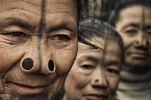 Bộ tộc kỳ lạ nơi đàn ông mặc váy và thi sắc đẹp