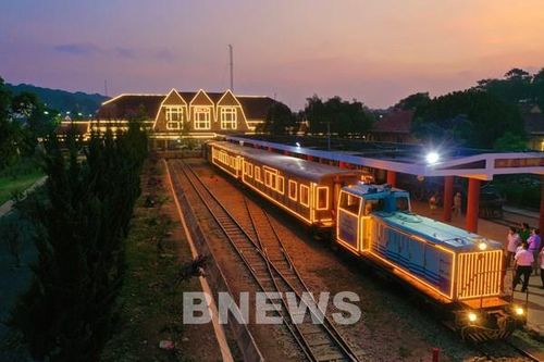Biểu diễn âm nhạc miễn phí trên tàu Đà Lạt - Trại Mát