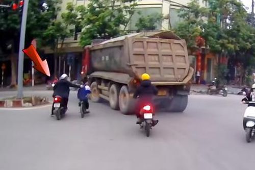 Giây phút người đi xe máy cứu cháu bé thoát chết khỏi xe ben