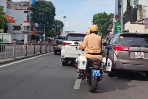 CSGT TPHCM rút súng khống chế người đàn ông nước ngoài chở thuốc lá lậu