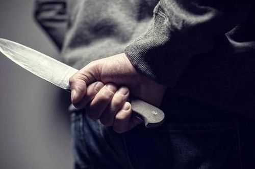 Thấy bạn gái ôm người khác, gã đàn ông cầm dao gọt hoa quả đâm tình địch