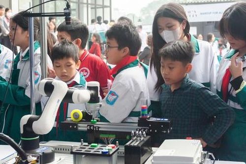 Càng lên cao, tỷ lệ sinh viên nữ theo đuổi lĩnh vực STEM càng giảm mạnh