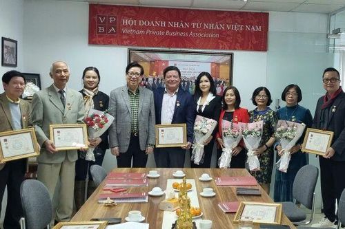 Tặng Kỷ niệm chương 'Vì sự nghiệp Xây dựng và Phát triển Doanh nhân Việt Nam'