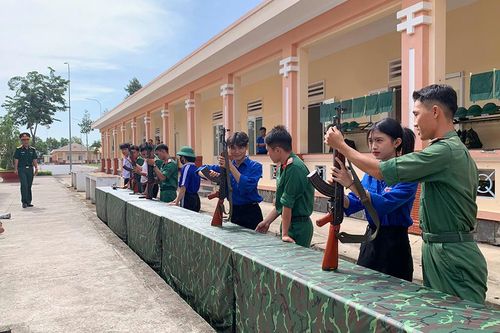 Trải nghiệm 'Một ngày làm chiến sĩ'