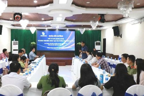 Bồi dưỡng kỹ năng viết về xây dựng Đảng cho phóng viên, biên tập viên báo chí