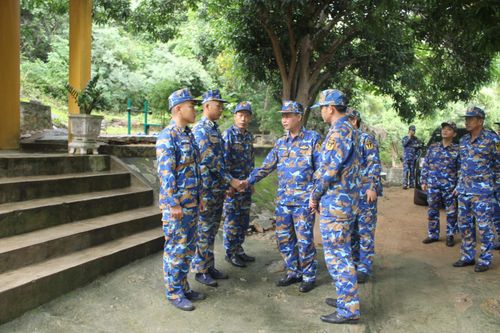 Chuẩn Đô đốc Nguyễn Anh Tuấn kiểm tra, động viên cán bộ, chiến sĩ công tác tại các điểm lẻ thuộc Lữ đoàn 957