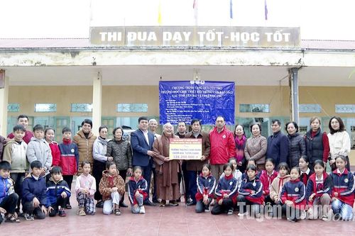 Trao quà hỗ trợ các đơn vị trường học xã Bình Nhân