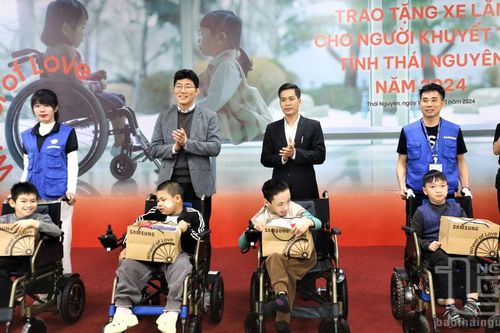 65 người khuyết tật được tặng xe lăn