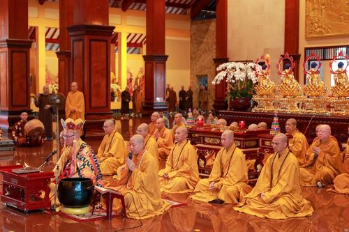 Khóa lễ theo truyền thống miền Bắc tưởng niệm chư vị Pháp chủ tại Việt Nam Quốc Tự
