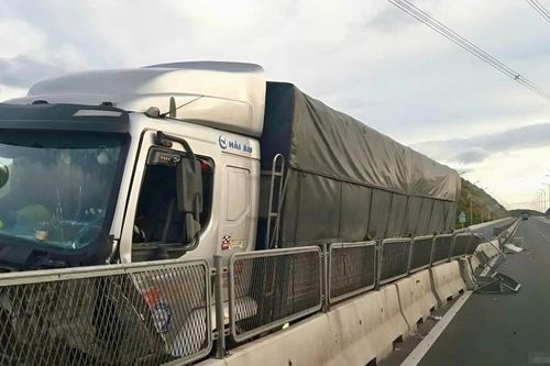 Dải phân cách bằng bê tông cố thép đúc sẵn tiềm ẩn nguy cơ mất an toàn giao thông