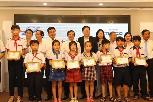 THACO trao 100 suất học bổng 'Vượt khó vì tương lai' lần thứ 22