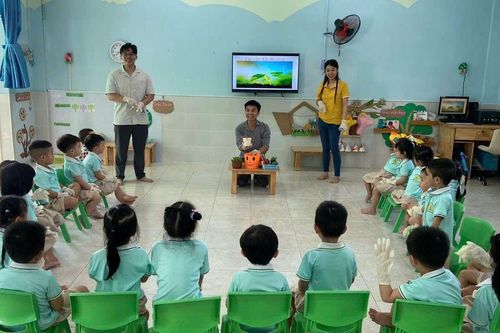 Trải nghiệm thực tế 'Một ngày làm giáo viên mầm non' ở Trường mầm non Nhiêu Lộc