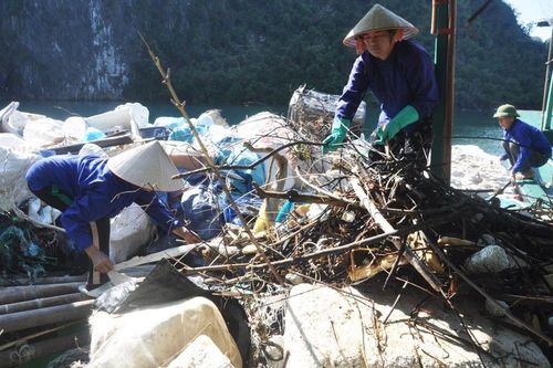 Lặng thầm nghề 'lao công' trên biển