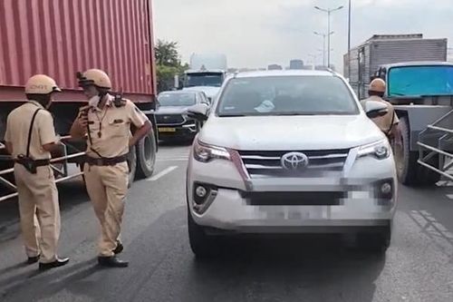 Truy đuổi hơn 7km bắt xe người nước ngoài vận chuyển thuốc lá lậu