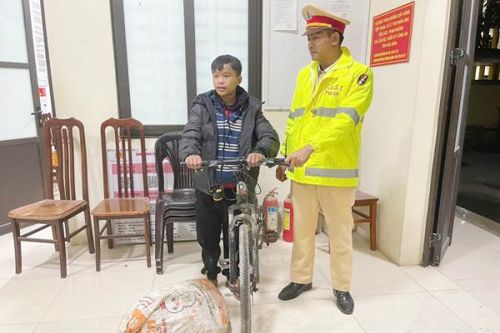 CSGT giúp đỡ cháu bé người Mông đi lạc về với gia đình