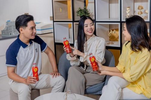 Nhiều người trẻ làm việc xuyên đêm tại các 'xưởng deadline 24h' ngày cuối năm