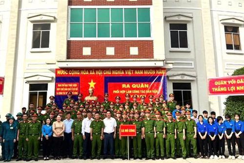 Gần 700 học viên CSND '3 cùng' với người dân các huyện vùng biên