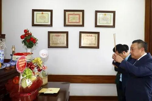 Lãnh đạo thành phố thắp hương tưởng niệm Đại tướng quân đội