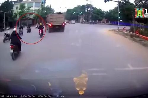 Em bé đi xe đạp được giúp thoát điểm mù xe tải