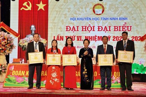 Chủ tịch Hội Khuyến học Việt Nam - GS. TS Nguyễn Thị Doan dự Đại hội Hội Khuyến học Ninh Bình