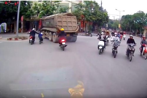 Clip: Đang đi xe máy, người đàn ông nhanh trí kéo em bé đi xe đạp khỏi điểm mù xe tải, nghìn người cảm ơn không tiếc lời