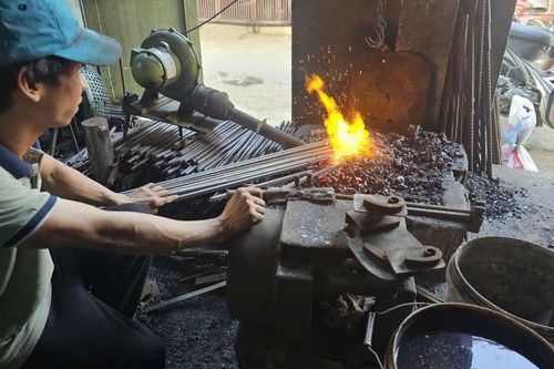 'Giữ lửa' cho xóm lò rèn trăm tuổi trong khu phố cổ nổi tiếng xứ Huế