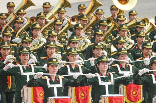 'Bóng hồng' khối quân nhạc vác kèn nặng 18kg hợp luyện cho Triển lãm Quốc phòng