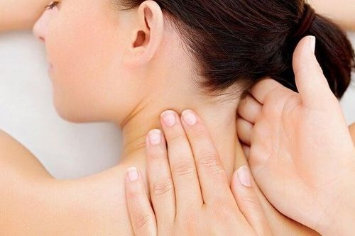 Vì sao massage cổ vai gáy có thể gây chết người?