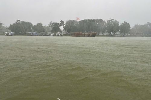 Huế sắp hứng mưa lớn, lũ trên sông Hương có thể lên báo động 3