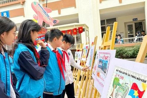 Tìm hiểu 50 năm Ngày Giải phóng miền Nam qua tem bưu chính