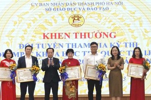 Hà Nội tăng mức thưởng với học sinh giỏi: Cú hích đối với việc dạy, học