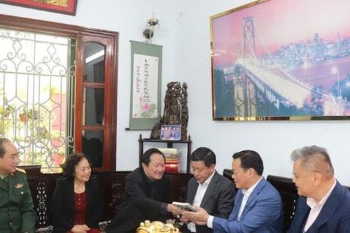 Lãnh đạo thành phố Hà Nội thăm, tặng quà Thượng tướng Nguyễn Huy Hiệu