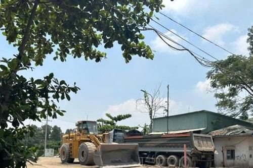 Bị buộc di dời, trạm bê tông trái phép của công ty Hồng An vẫn ngang nhiên hoạt động