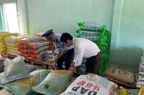 Tiểu thương ngang nhiên kinh doanh phân bón giả, không đảm bảo chất lượng