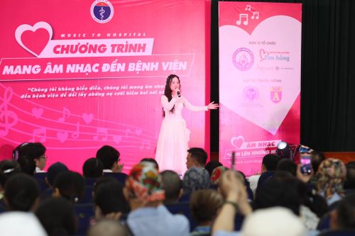 Mang âm nhạc tới Bệnh viện Trung ương Thái Nguyên