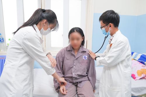 Thai phụ trẻ đông đặc 80% phổi, phải mổ bắt con khẩn cấp