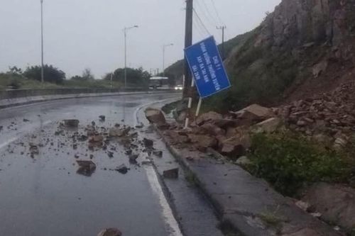 Nha Trang mưa lớn, đất đá sạt trên đèo Cù Hin và đường Phạm Văn Đồng