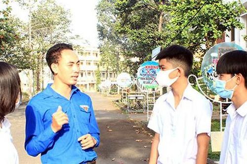 Nhân viên trường học kiêm nhiệm hưởng phụ cấp thế nào?
